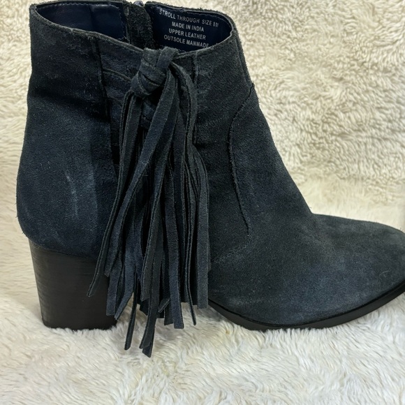 SIZE 8 NAVY BLUE FAUX SUEDE FRINGE BOOTIES! - Picture 5 of 5